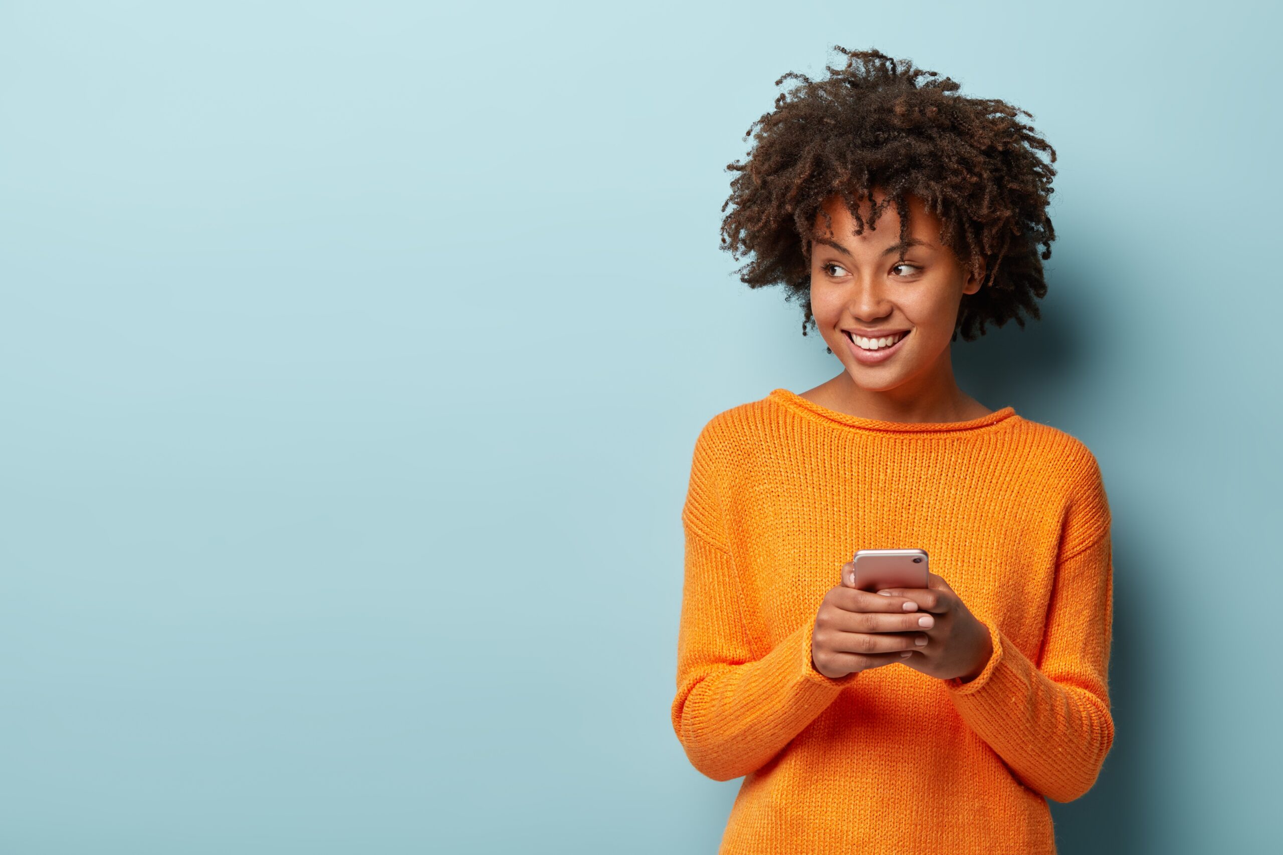 Digital advertising, digital out-of-home DOOH in high-traffic spaces, airports, transport terminals, shopping centers, events. Pubblicità digitale, DOOH digitale fuori casa in spazi ad alto traffico, aeroporti, terminal dei trasporti, centri commerciali, eventi